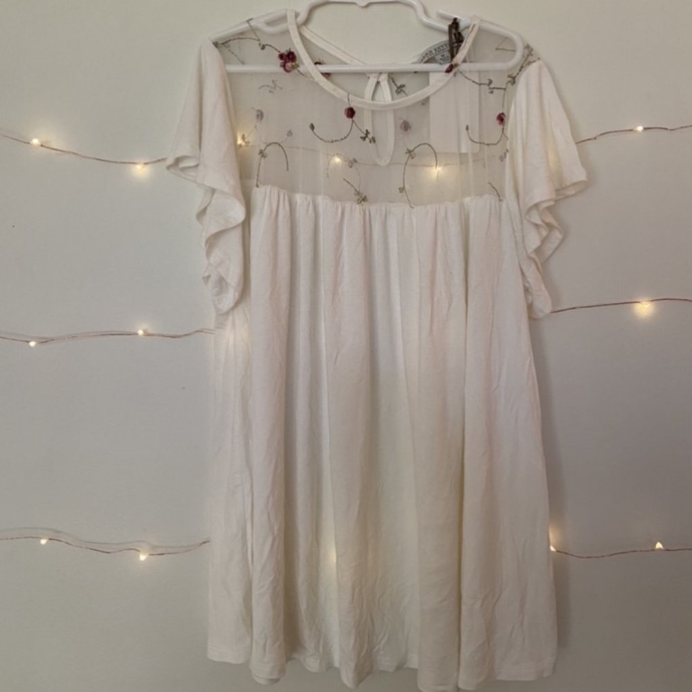 White Top W/ Flower Embroidery